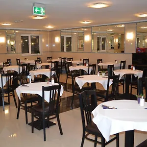 Hotel Donaustadt Kagran - At Metro U1 Wenen